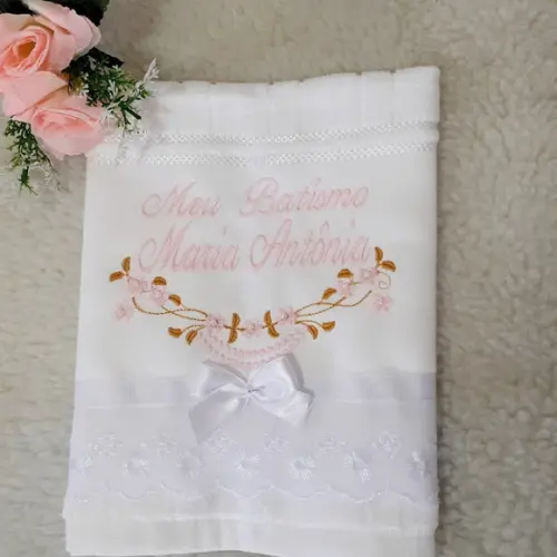 Toalha de Batizado Personalizada Bordada Flores e Nome