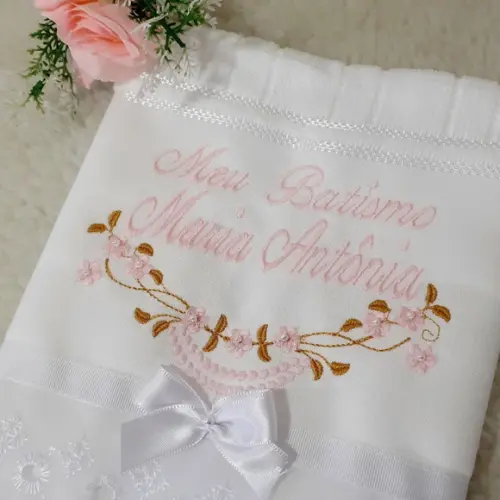 Toalha de Batizado Personalizada Bordada Flores e Nome