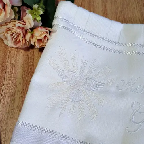 Toalha de Batizado Personalizada Branca e Vela