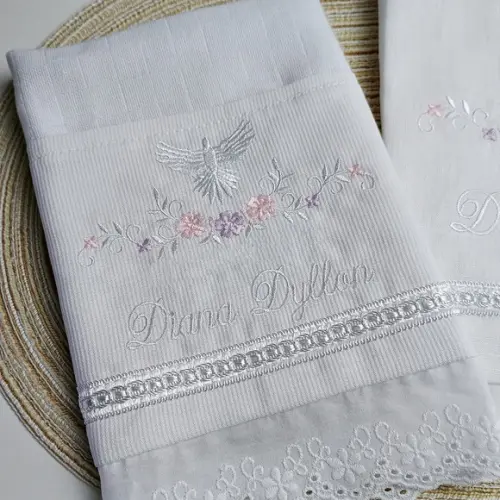 Toalha de Batizado Personalizada com Vela e Fralda Flores