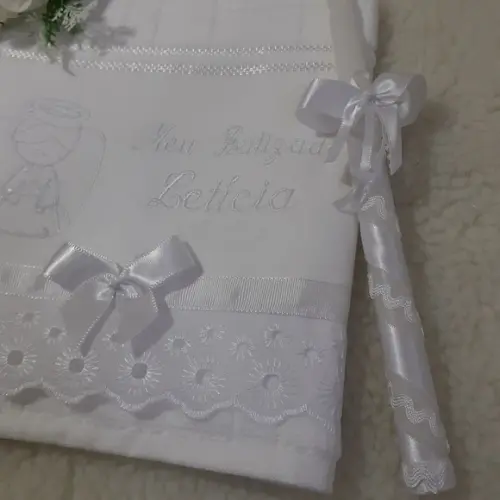 Toalha e Vela Decorada Batizado Anjinho Bordado Branco