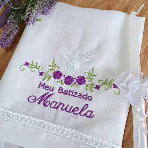 Toalha Linho Bordada Batizado Menina Flores e Vela Decorada