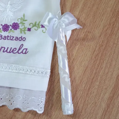 Toalha Linho Bordada Batizado Menina Flores e Vela Decorada