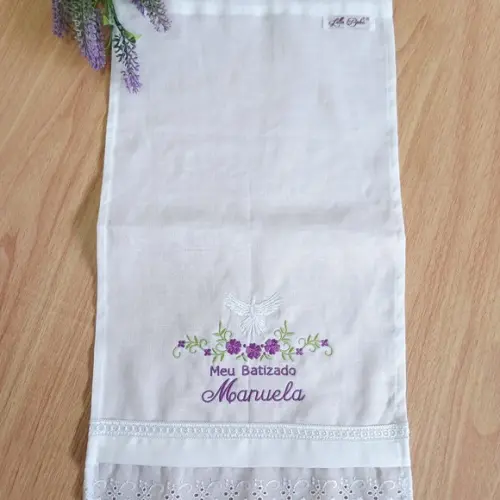 Toalha Linho Bordada Batizado Menina Flores e Vela Decorada