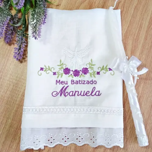 Toalha Linho Bordada Batizado Menina Flores e Vela Decorada