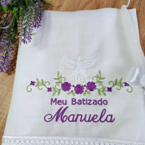 Toalha Linho Bordada Batizado Menina Flores e Vela Decorada