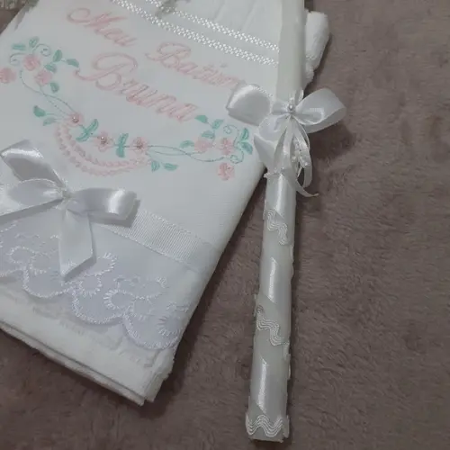 Toalha para Batizado Bordada Flores Menina e Vela Decorada