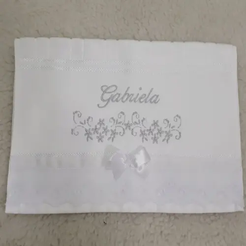 Toalha para Batizado Bordada Nome Flores Menina