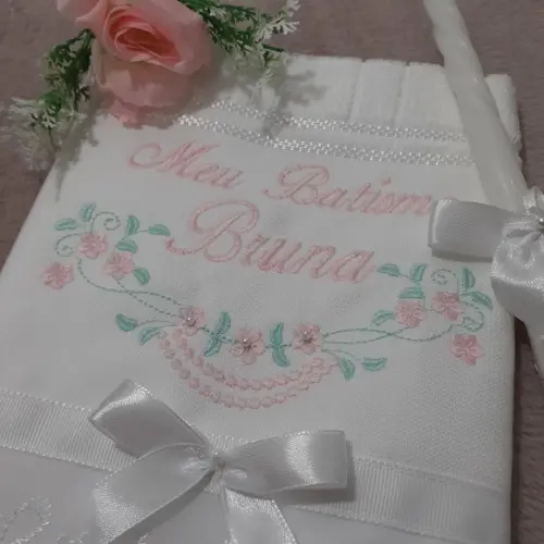 Toalha para Batizado Bordada Flores Menina e Vela Decorada