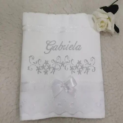 Toalha para Batizado Bordada Nome Flores Menina