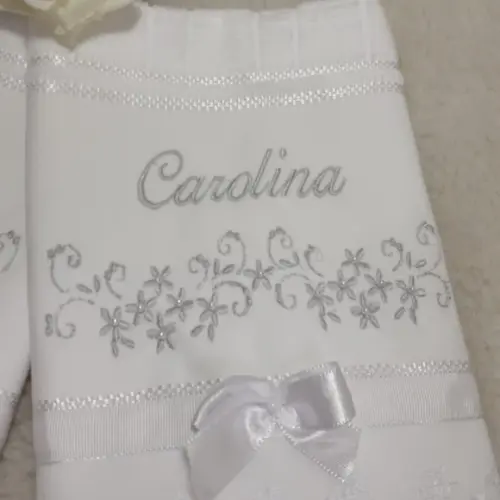 Toalha para Batizado Bordada Nome Flores Menina