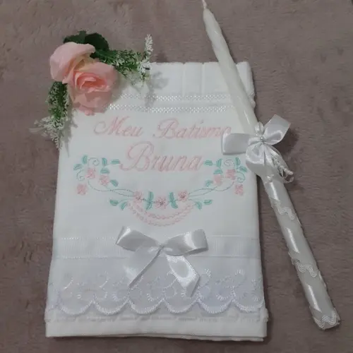 Toalha para Batizado Bordada Flores Menina e Vela Decorada