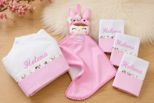 Toalha de banho personalizada , 3 fraldas de boca ,1 naninha tema boneca metoo