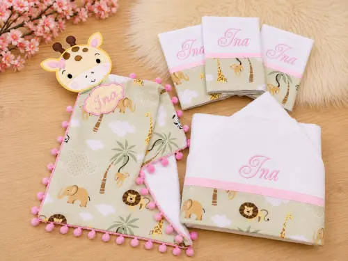 Toalha de banho personalizada , 3 fraldas de boca ,1 naninha tema girafa