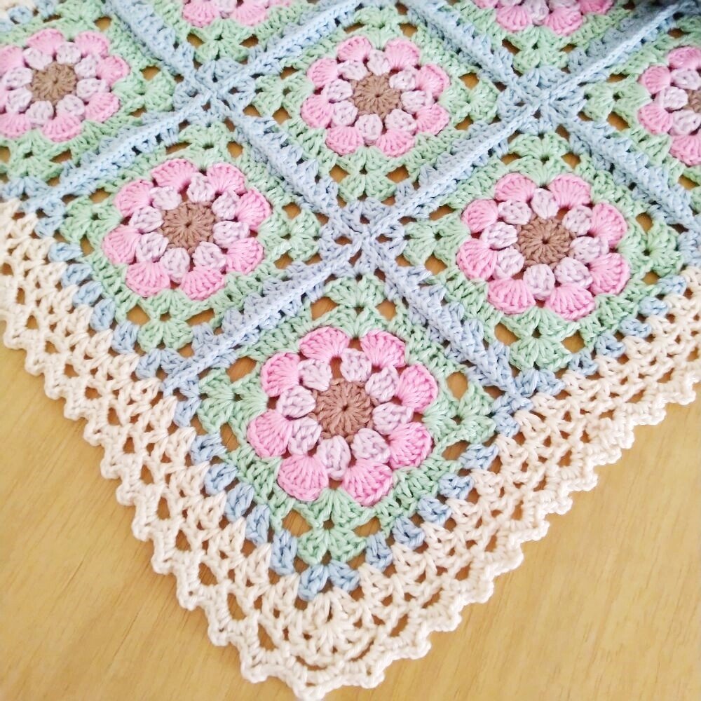 Caminho de Mesa Floral Feito à Mão de Crochê - Mesa Posta Eleg