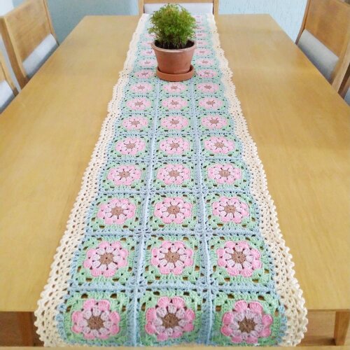 Caminho de Mesa Floral Feito à Mão de Crochê - Mesa Posta Elegante