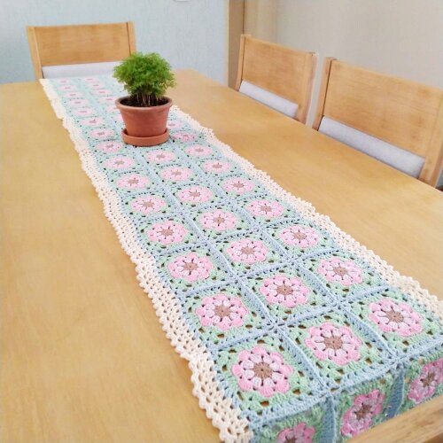 Caminho de Mesa Floral Feito à Mão de Crochê - Mesa Posta Eleg