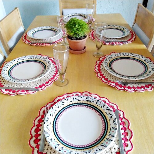 Sousplat de Crochê em Fio de Algodão Bege e Vermelho - Mesa Posta Elegante