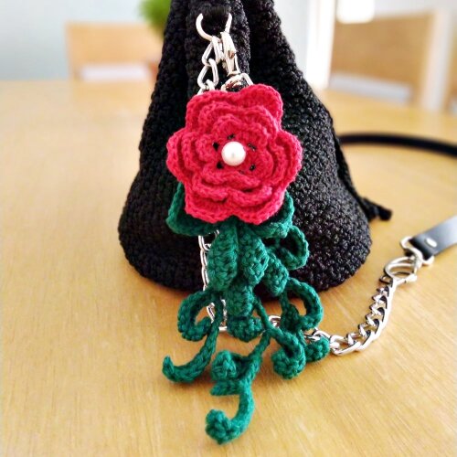 Chaveiro Floral em Crochê - Acessório Artesanal para Bolsa