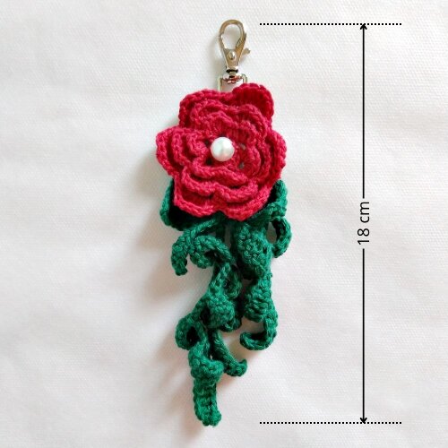 Chaveiro Floral em Crochê - Acessório Artesanal para Bolsa