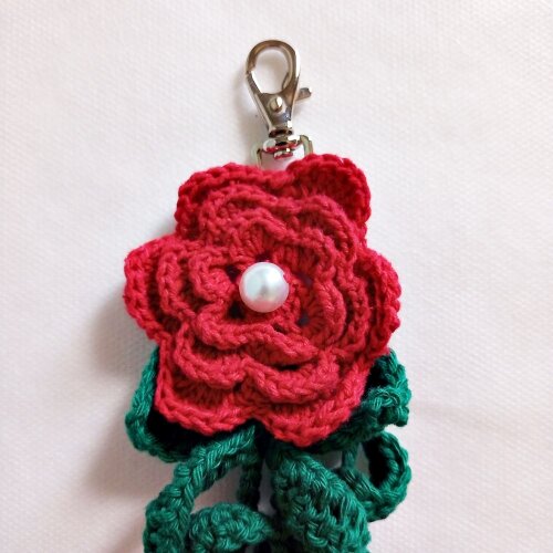 Chaveiro Floral em Crochê - Acessório Artesanal para Bolsa