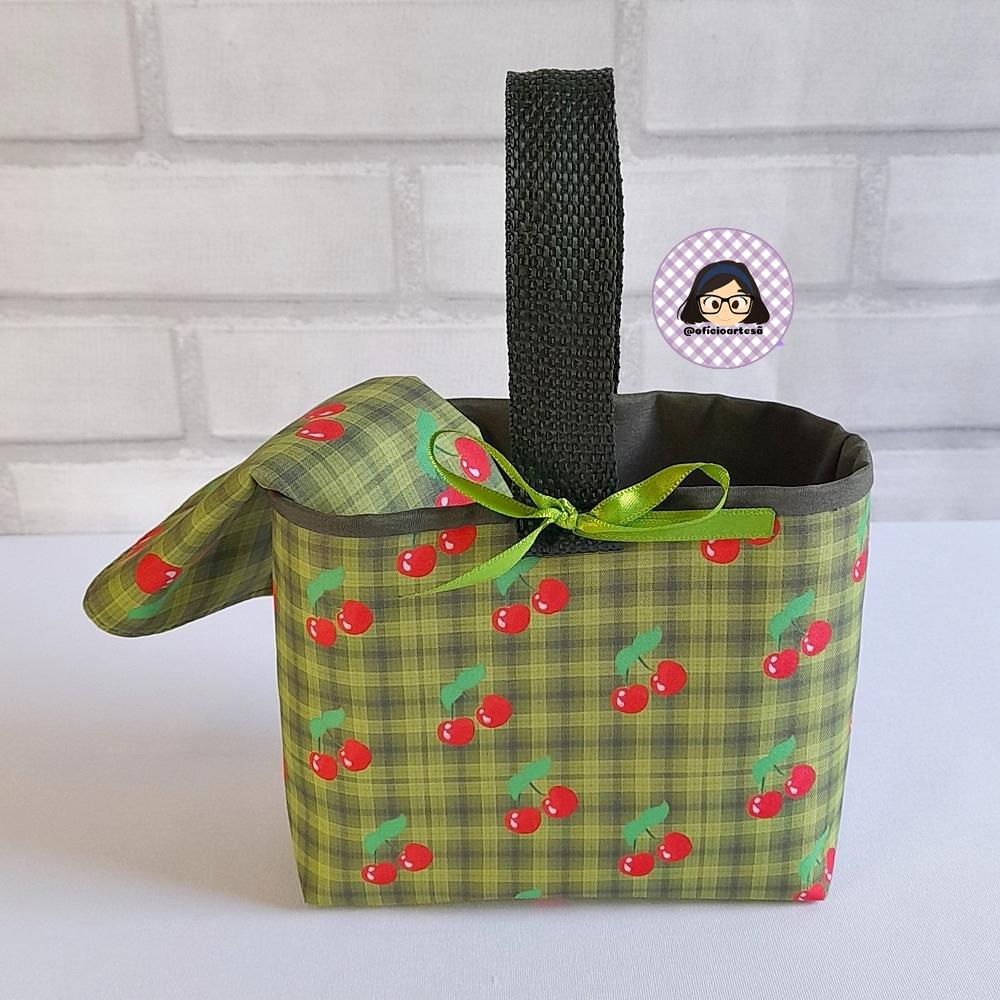 Kit 15 mini cestinhas e 15 toalhinhas Cerejinhas Xadrez Verde