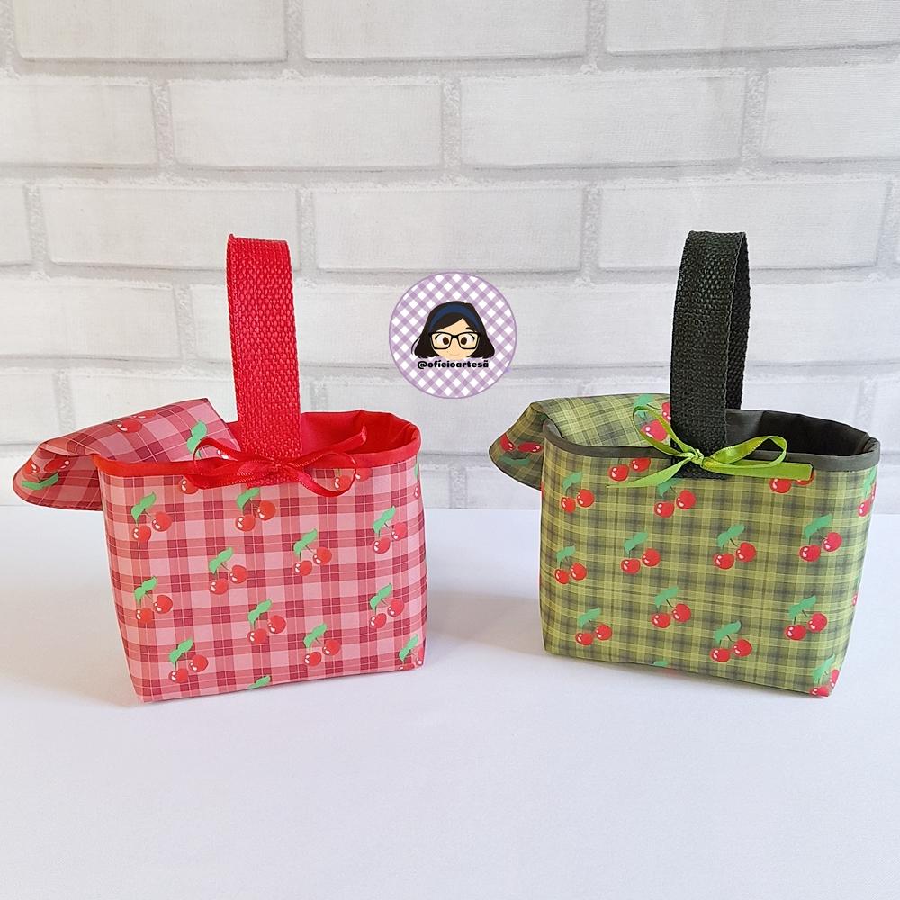 Kit 15 mini cestinhas e 15 toalhinhas Cerejinhas Xadrez Verde e V