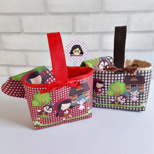 Kit 15 mini cestinhas e 15 toalhinhas Chapeuzinho Vermelho e Lobinho
