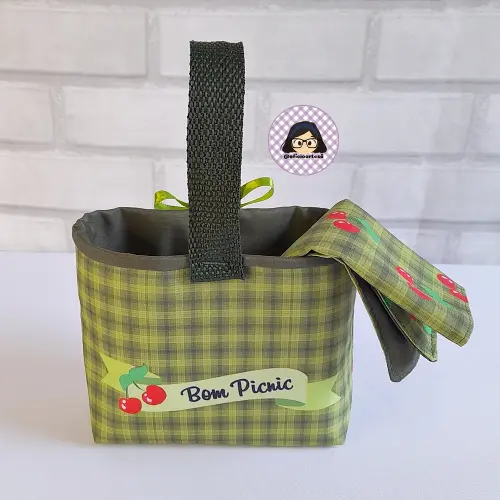 Kit 15 mini cestinhas e 15 toalhinhas Cerejinhas Xadrez Verde