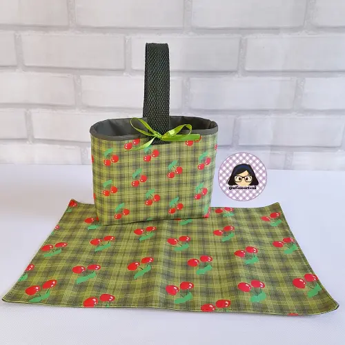 Kit 15 mini cestinhas e 15 toalhinhas Cerejinhas Xadrez Verde
