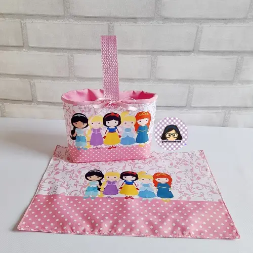Kit 15 mini cestinhas e 15 toalhinhas Princesas