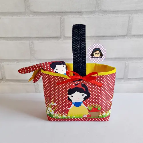 Kit 15 mini cestinhas e 15 toalhinhas Branca de Neve