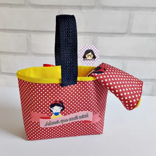 Kit 15 mini cestinhas e 15 toalhinhas Branca de Neve