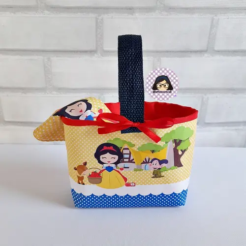 Kit 15 mini cestinhas e 15 toalhinhas Branca de Neve