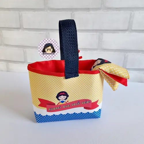 Kit 15 mini cestinhas e 15 toalhinhas Branca de Neve