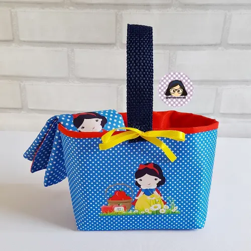 Kit 15 mini cestinhas e 15 toalhinhas Branca de Neve