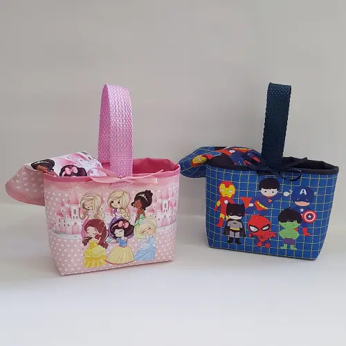 Kit 15 mini cestinhas e 15 toalhinhas Super Heróis e Princesas