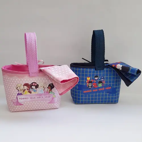 Kit 15 mini cestinhas e 15 toalhinhas Super Heróis e Princesas
