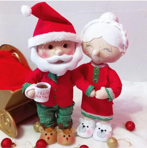 Papai e Mamãe Noel Abraçados