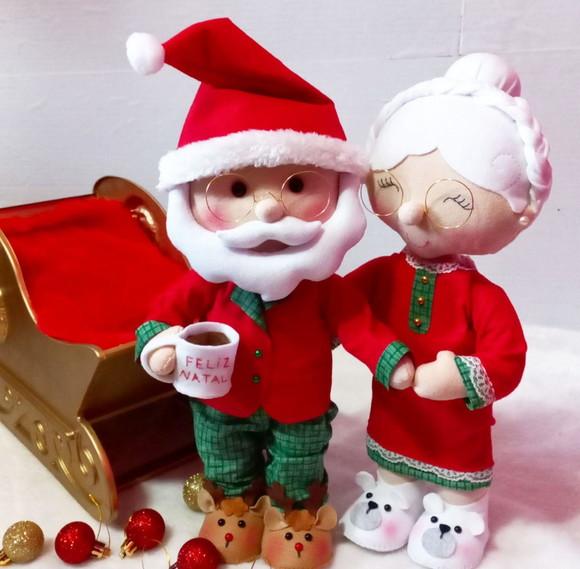 Papai e Mamãe Noel Abraçados
