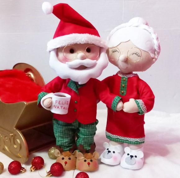 Papai e Mamãe Noel Abraçados
