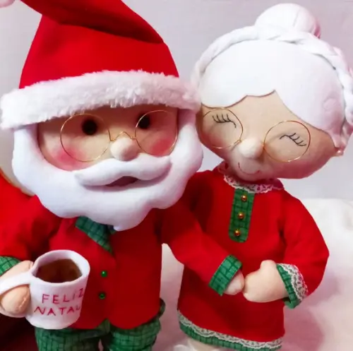Papai e Mamãe Noel Abraçados