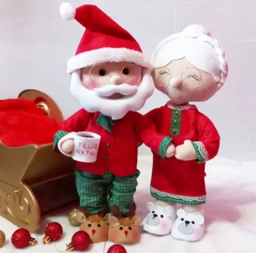 Papai e Mamãe Noel Abraçados