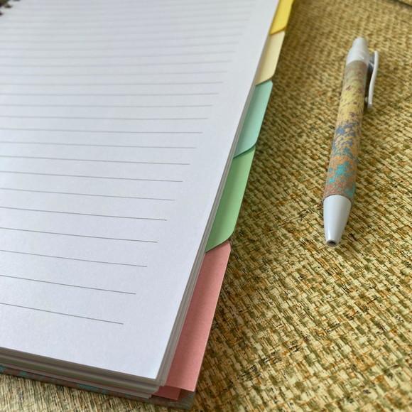 Caderno Universitário com Divisórias