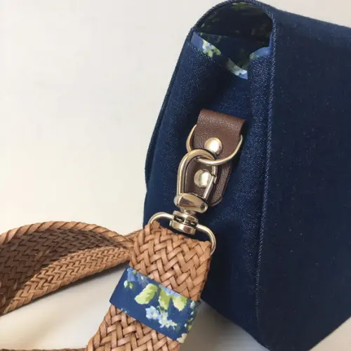Bolsa Jeans com Alça Transversal