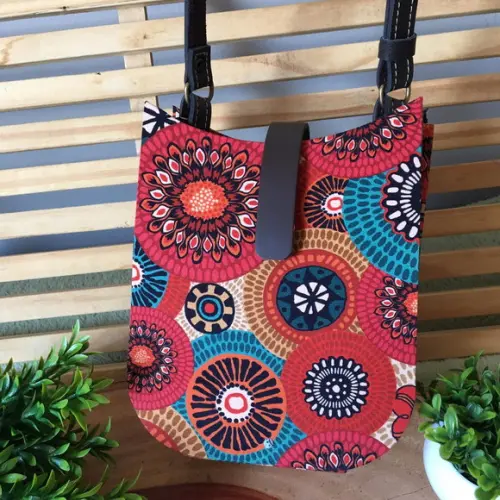 Bolsa Transversal com alça de couro