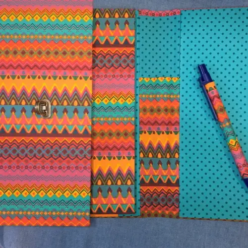 Caderno com capa e fecho