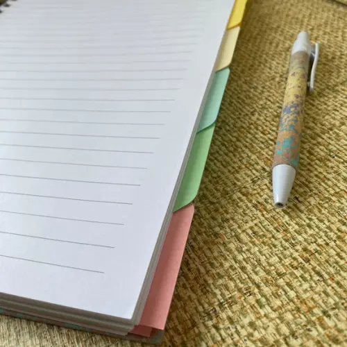 Caderno Universitário com Divisórias