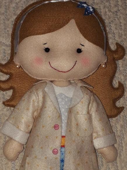 Boneca de Jaleco em Feltro - 33 cm