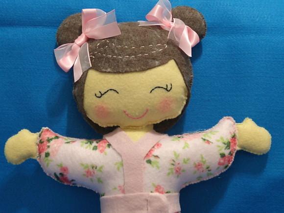 Boneca Japonesa com Quimono em Feltro
